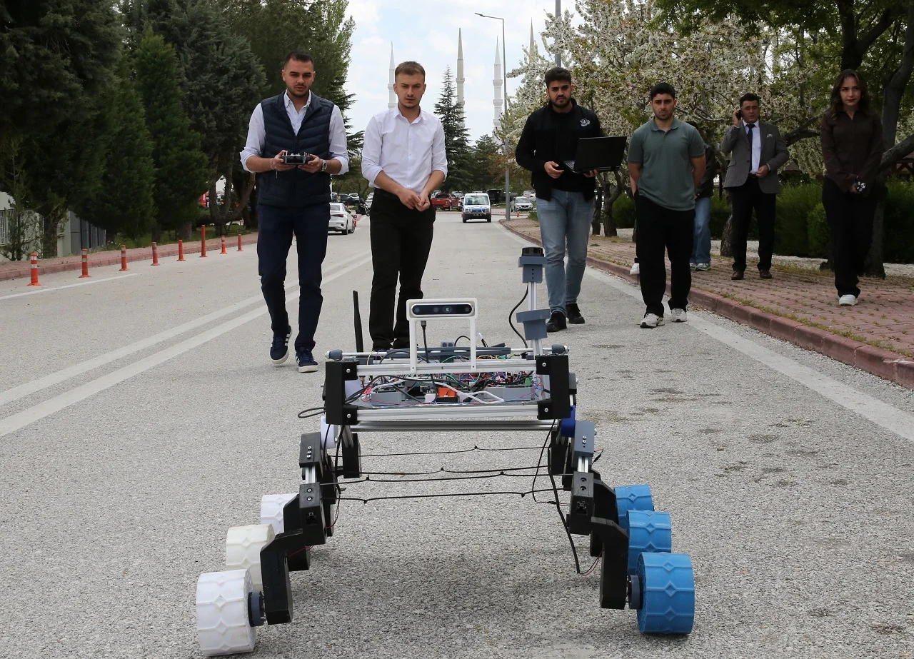 Selçuk Üniversitesi öğrencileri GPS’siz hareket eden araç geliştirdi